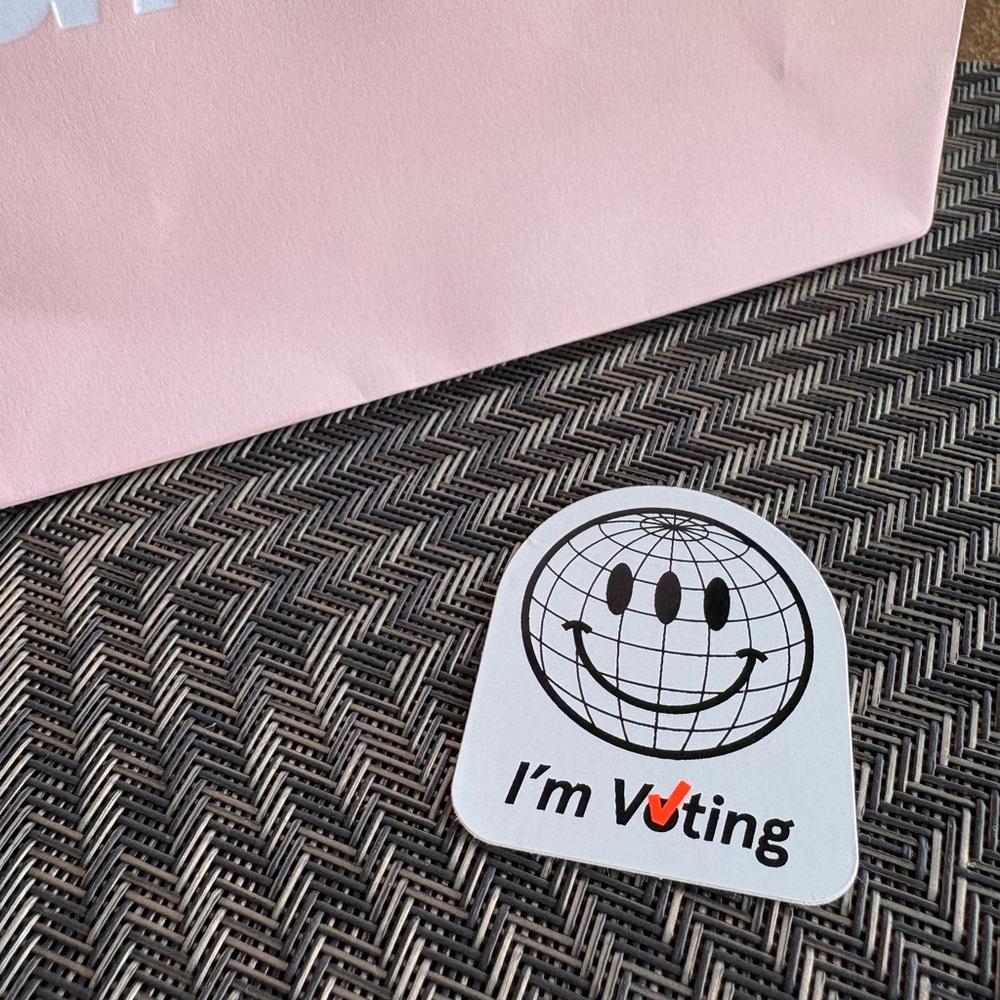 Glossier sticker “I’m voting”